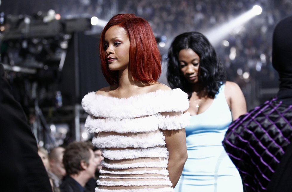 Rihanna zvolila na Grammy růžové šaty