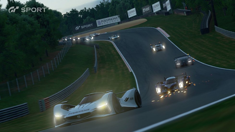 Záběry z povedených závodů Gran Turismo Sport. Jen se podívejte na tu nádhernou grafiku.