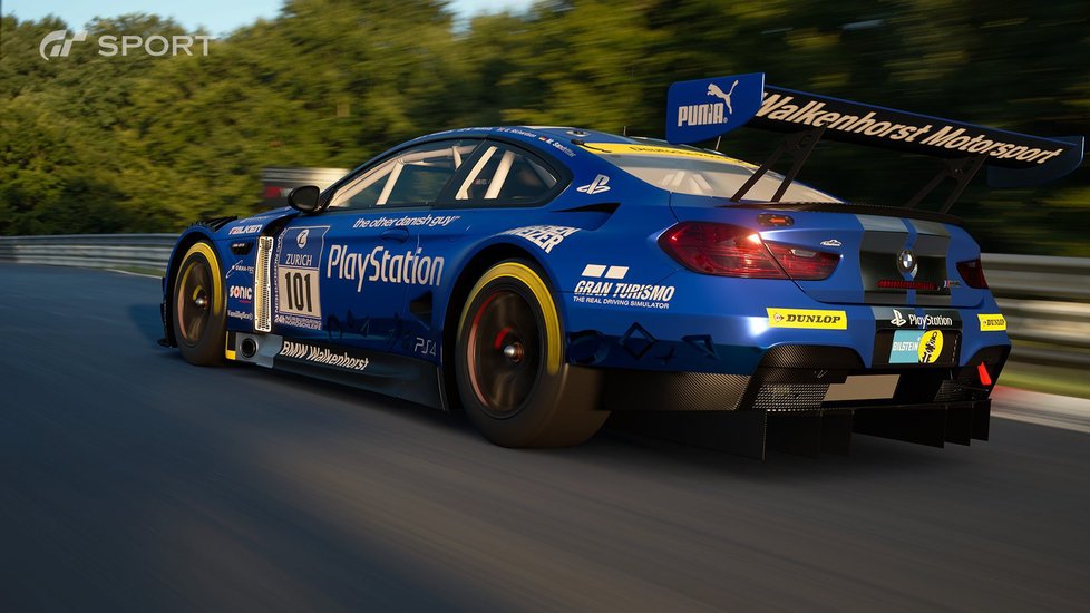 Záběry z povedených závodů Gran Turismo Sport. Jen se podívejte na tu nádhernou grafiku.