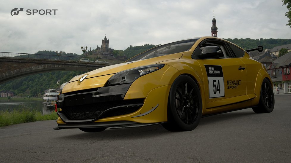 Záběry z povedených závodů Gran Turismo Sport. Jen se podívejte na tu nádhernou grafiku.