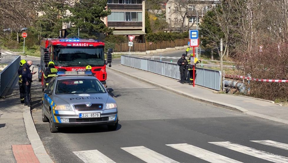 Pražští hasiči s policejním pyrotechnikem prověřovali u Dívčích hradů podezřelý předmět.