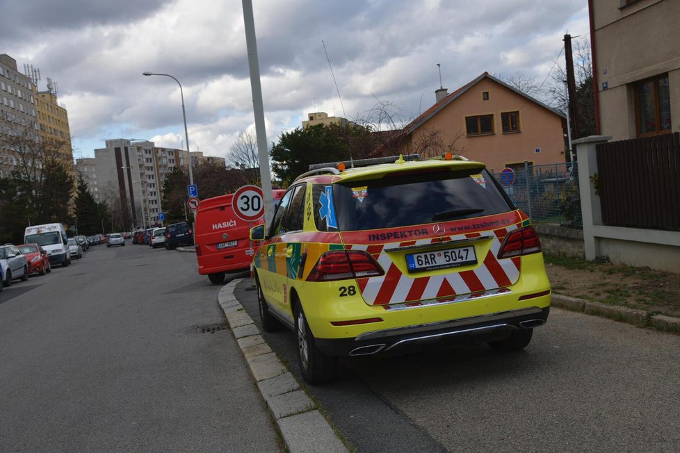 Při výkopových pracích v ulici Stýblova na Chodově našli dělostřelecký granát.