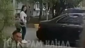 Opilý voják předváděl dětem, jak funguje granát (září 2023).