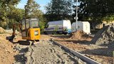 Nebezpečí poblíž ÚVN: Dělníky při výkopu překvapil ostrý granát! Postaral se o něj pyrotechnik