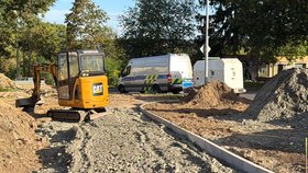 Nebezpečí poblíž ÚVN: Dělníky při výkopu překvapil ostrý granát! Postaral se o něj pyrotechnik