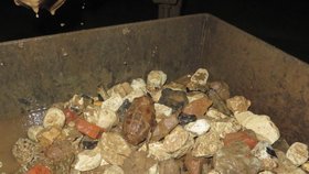 V bramborách našli nevybuchlý granát z druhé světové války, a museli proto na místo zavolat pyrotechnika