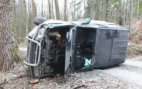 Auto chtěl po nárazu do poldů utopit, cestou ale havaroval.