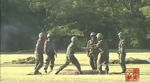 Úlet! Čínští vojácí si přehazují odjištěný granát jako horkou bramboru
