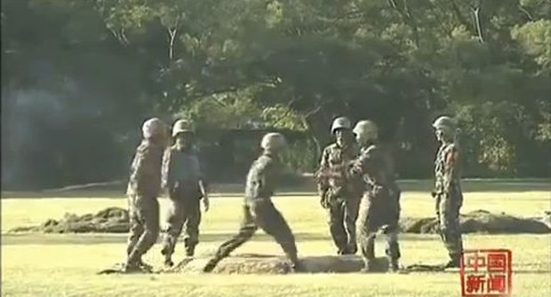 Úlet! Čínští vojácí si přehazují odjištěný granát jako horkou bramboru