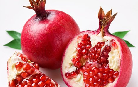 Granátové jablko je napěchované polyfenoly, oxidanty a chrání proti rakovině a nemocem srdce. Nabije vás energií a z těla odplaví tuky.