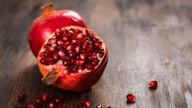 Granátové jablko je elixír zdraví: Snadný návod, jak se dostat k zrníčkům!