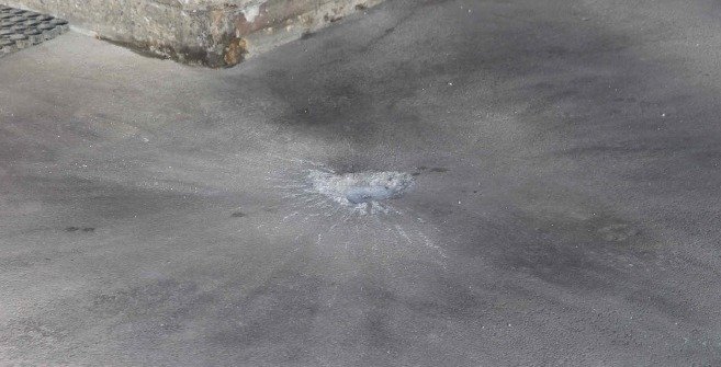 Kráter, který vznikl po výbuchu granátu v zemědělském družstvu.