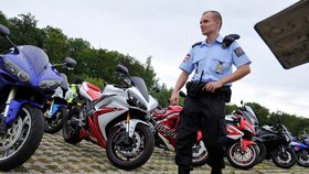 Strážník dohlíží nad motocykly