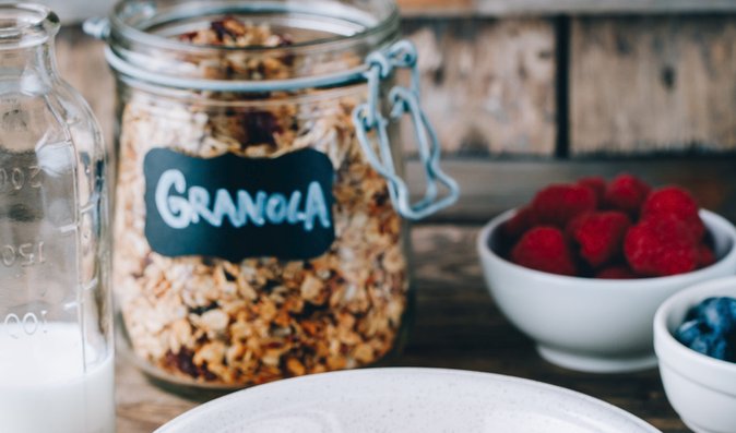 Domácí granola je bez přidaného cukru a plná ovoce nebo čokolády