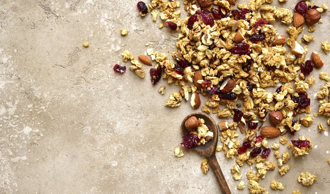 Mandlová granola s brusinkami, rozinkami a lískovými ořechy