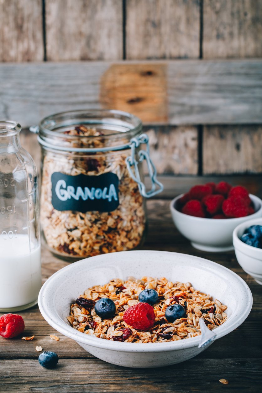 Domácí granola je bez přidaného cukru a plná ovoce nebo čokolády