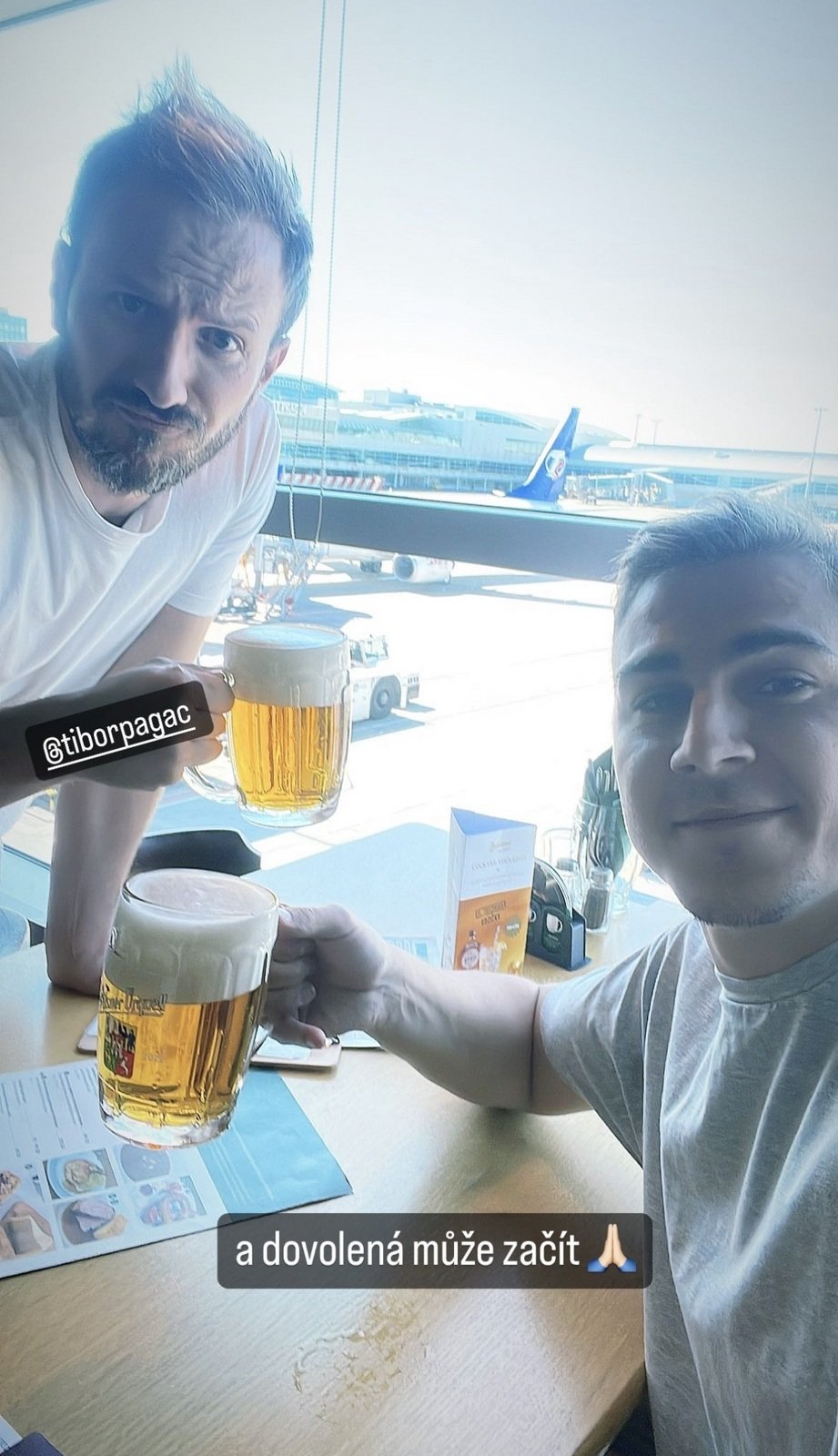 Už na letišti si David dal pivo s Tiborem.