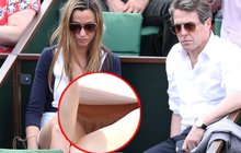 Přítelkyně Hugha Granta na French Open: Ukázala porost mezi nohama!