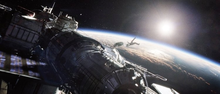 Záběr z filmu Gravitace. Na obrázku je vidět část Mezinárodní vesmírné stanice ISS