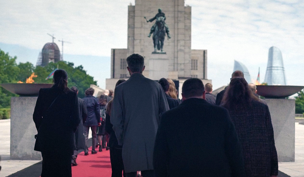 The Gray Man: Praha si ve snímku zahrála několik míst. Záběry z hlavního města Ázerbájdžánu Baku byly natočeny u památníku na Vítkově.