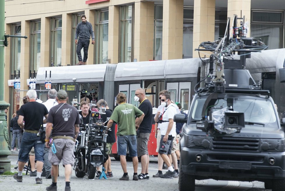 The Gray Man: Praha byla dějištěm natáčení nejdražšího akčního filmu Netflixu. V létě 2021 byly slyšet v ulicích výbuchy, střelba i srážky automobilů.