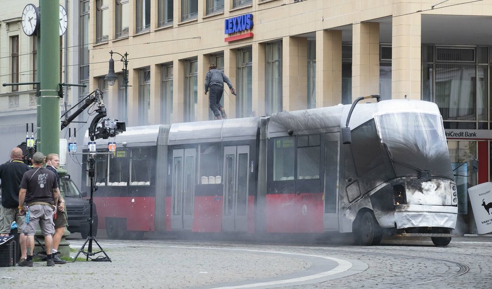 The Gray Man: Praha byla dějištěm natáčení nejdražšího akčního filmu Netflixu. V létě 2021 byly slyšet v ulicích výbuchy, střelba i srážky automobilů.