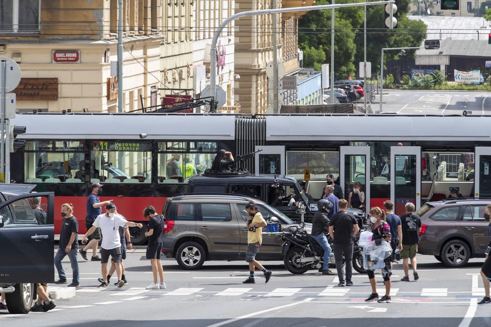 The Gray Man: Praha byla dějištěm natáčení nejdražšího akčního filmu Netflixu. V létě 2021 byly slyšet v ulicích výbuchy, střelba i srážky automobilů.