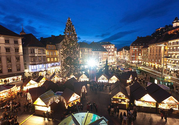 Vánoční trh Christkindlmarkt před radnicí (Hauptplatz)