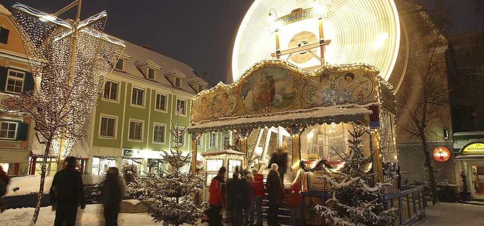 Nostalgické obří kolo na vánočním trhu v Grazu