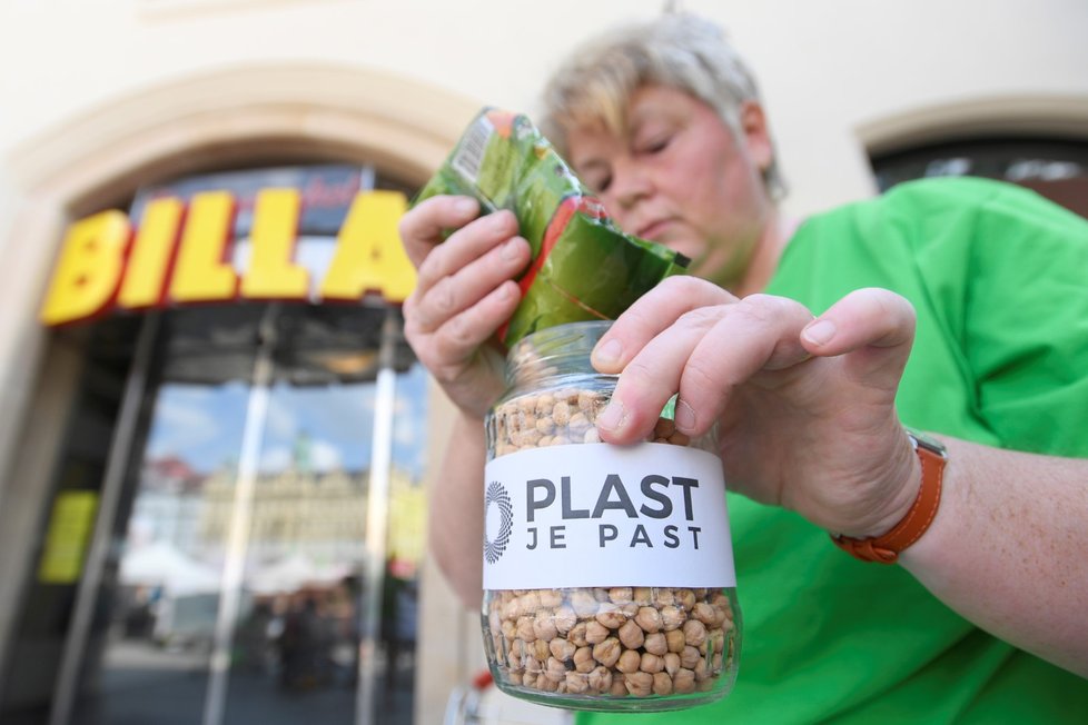 Aktivisté protestovali proti nadměrnému používání plastových obalů.