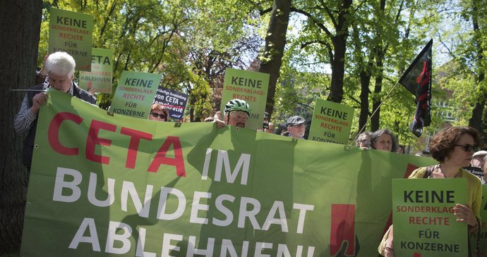 Nizozemská pobočka Greenpeace získala dokumenty, které ukazují, že USA chtějí v dohodě TTIP zmírnit pravidla pro prodej geneticky modifikovaných potravin.