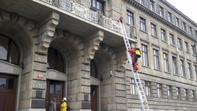 Aktivisté organizace Greenpeace protestovali na balkónu ministerstva průmyslu proti záměru ministerstva průmyslu účastnit se žaloby proti limitům EU na znečištění ovzduší. Česko se nakonec nepřipojí