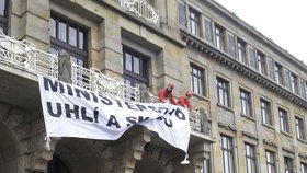 Aktivisté organizace Greenpeace protestovali na balkónu ministerstva průmyslu proti záměru ministerstva průmyslu účastnit se žaloby proti limitům EU na znečištění ovzduší. Česko se nakonec nepřipojí