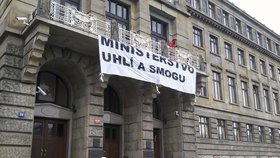 Aktivisté organizace Greenpeace protestovali na balkónu ministerstva průmyslu proti záměru ministerstva průmyslu účastnit se žaloby proti limitům EU na znečištění ovzduší. Česko se nakonec nepřipojí