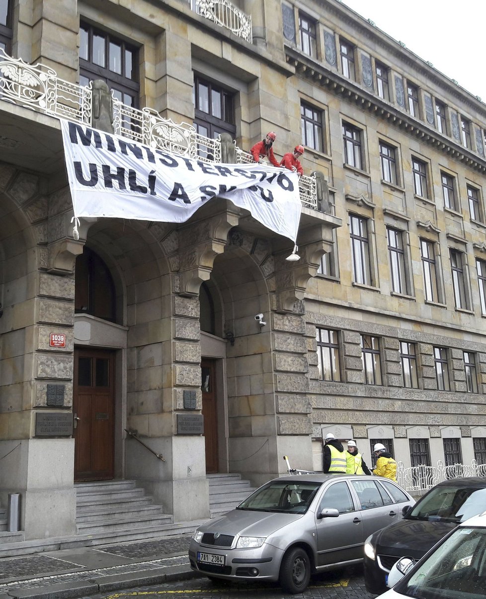 Aktivisté organizace Greenpeace protestovali na balkónu ministerstva průmyslu proti záměru ministerstva průmyslu účastnit se žaloby proti limitům EU na znečištění ovzduší. Česko se nakonec nepřipojí