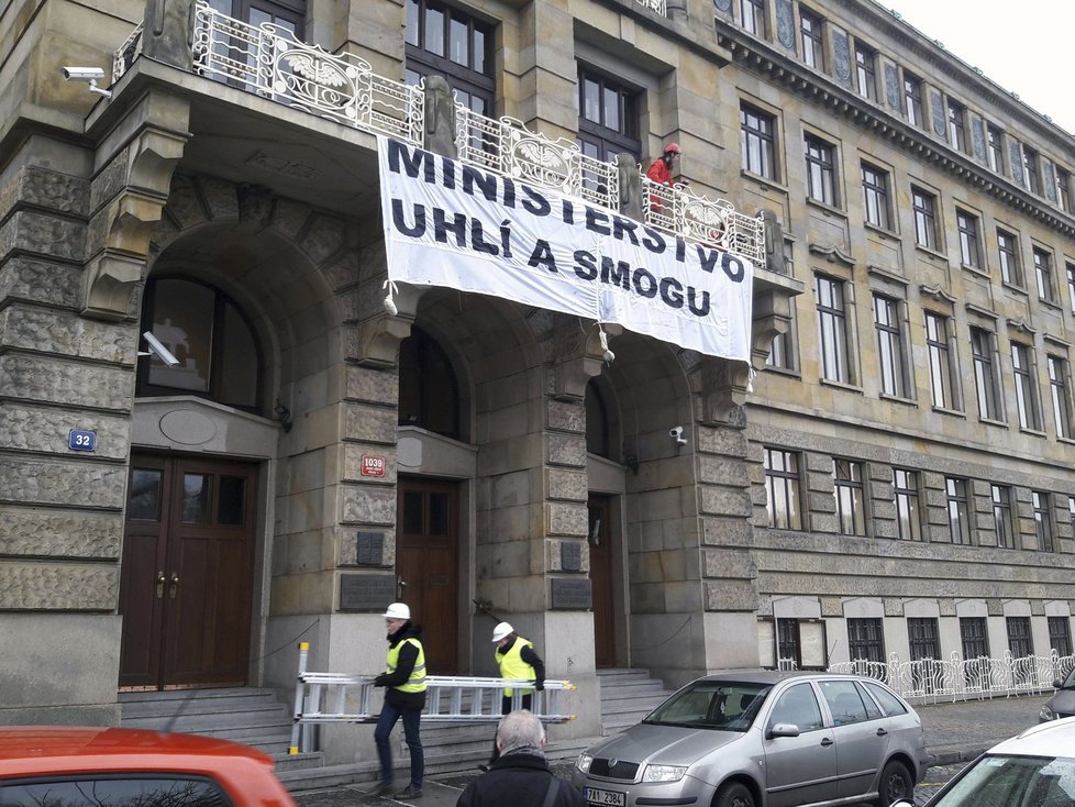 Aktivisté organizace Greenpeace protestovali na balkónu ministerstva průmyslu proti záměru ministerstva průmyslu účastnit se žaloby proti limitům EU na znečištění ovzduší. Česko se nakonec nepřipojí