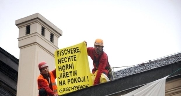 Greenpeace protestují na střeše vlády