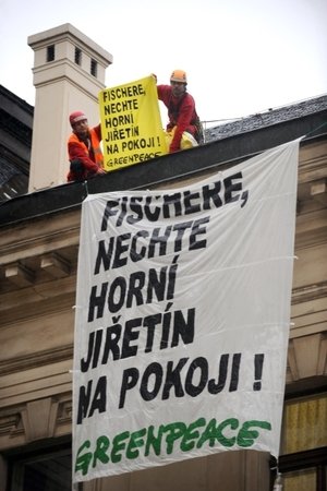 Greenpeace protestují na střeše vlády