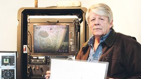 Hledač pokladů ukazuje foto lodi Port Nicholson a video z vraku