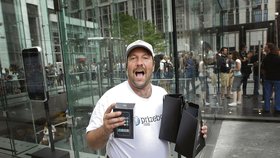 Gregorovi se splnil sen: Je prvním majitelem iPhonu na světě