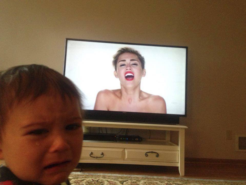 V televizi běžel klip Miley Cyrus.