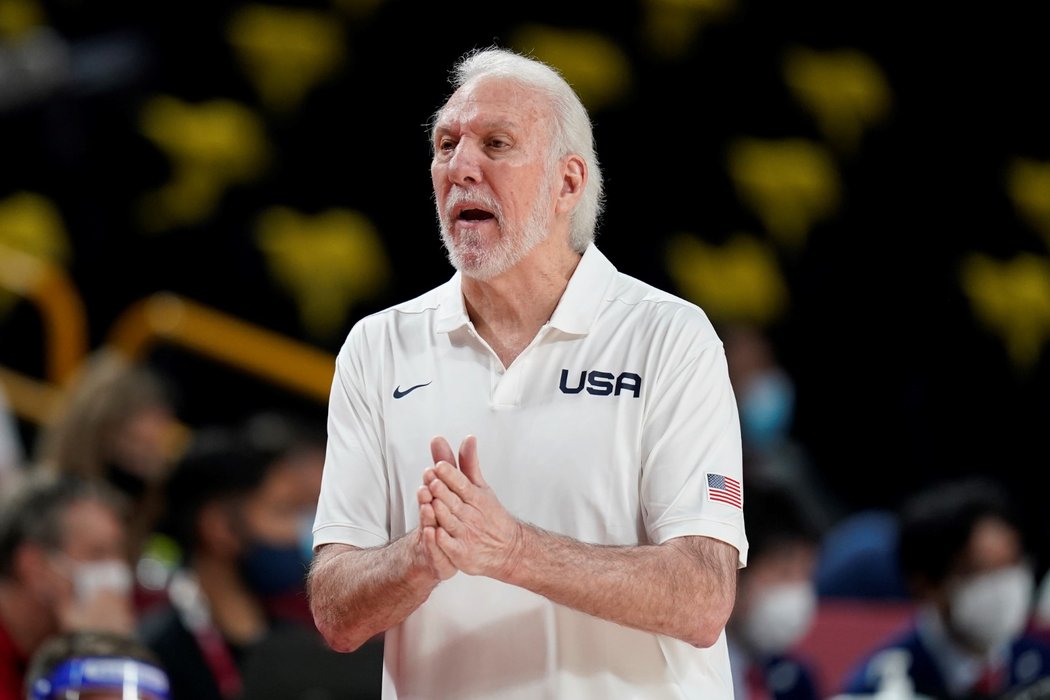 Americký kouč Gregg Popovich povzbuzuje svůj tým v zápase s Francií