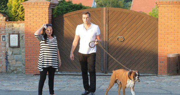 Hana Gregorová si se svým partnerem vyšla na romantickou procházku se psem.