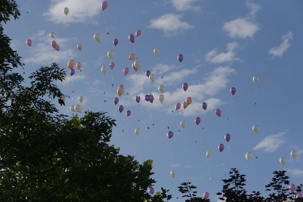 Svatebčané vypustili balonky štěstí.