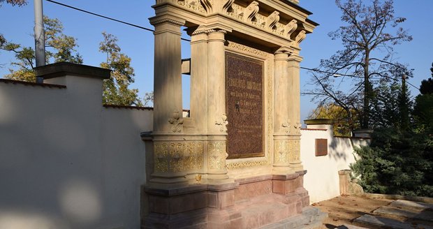 Hrobka opatů augustiniánského kláštera na brněnském Ústředním hřbitově. Odsud vedci v červnu vyzvedli ostatky Gregora Johanna Mendela.