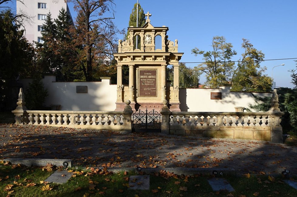 Hrobka opatů augustiniánského kláštera na brněnském Ústředním hřbitově. Odsud vedci v červnu vyzvedli ostatky Gregora Johanna Mendela.