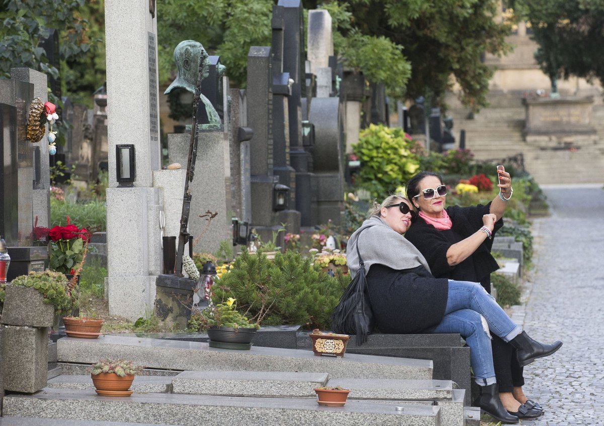 Gregorová si pořizuje selfie s kamarádkou.