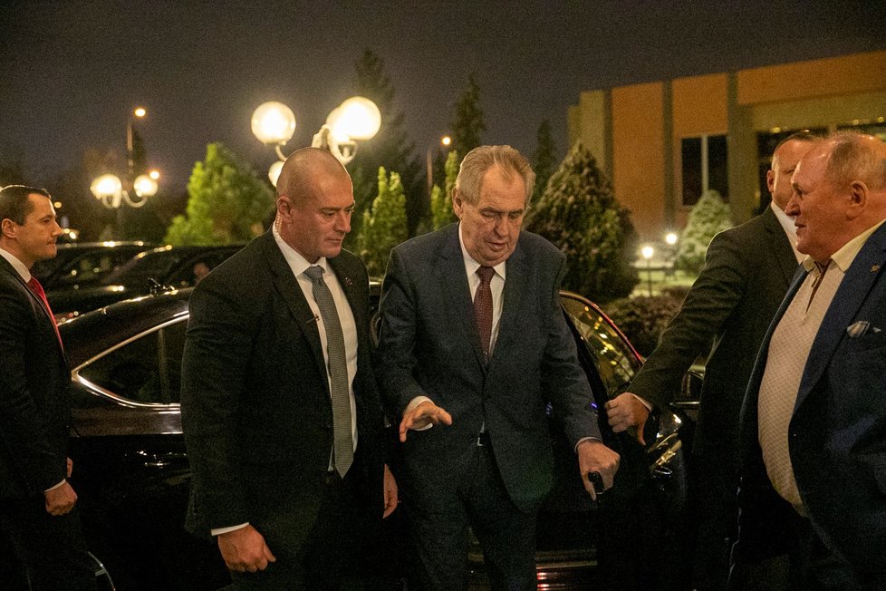 Miloš Zeman při příjezdu na oslavu bývalého ministra své vlády Miroslava Grégra. Vítal ho šéf Top Hotels Group  Vladimír Dohnal.(13.12.2019).