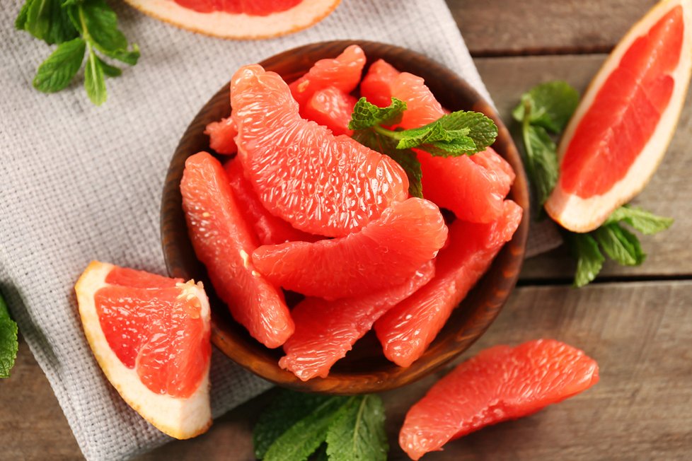 I když studie o tom, zda grapefruit funguje jako dietní potravina, se ještě pořád dost rozcházejí, jedno je jisté. Půlka tohoto ovoce má jen 167 kJ. Kromě vitaminů má ale v sobě také vlákninu, která vás zasytí, a jeho nahořklá chuť pomůže uhlídat hladinu cukru v normálu, nebudou vás tedy honit chutě.