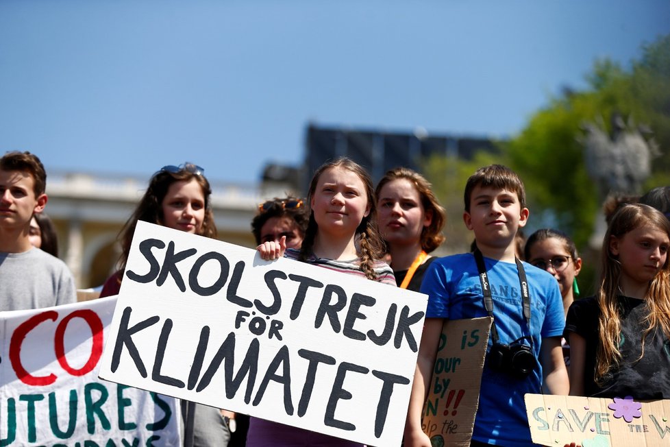 Boj za lepší klima rozjela mladá aktivista Greta Thunbergová (17) ve Švédsku v roce 2018, nyní jezdí po celém světě a ocenil ji i papež.